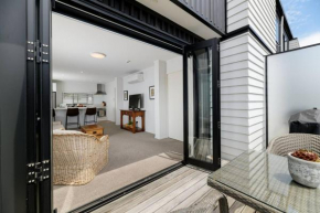 Centrally Located- Modern Sunny Townhouse, Mt Maunganui
